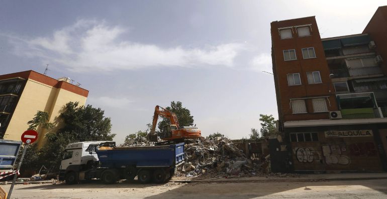 GRA083. MADRID, 07/08/2015.- Una excavadora durante las labores de derrumbe del edificio situado en el número 5 de la calle de la Duquesa de Tamames, en el madrileño barrio de Carabanchel, que se vino abajo en la mañana del pasado lunes tras ser desalojados horas antes sus vecinos. EFE/Fernando Alvarado GRA083. MADRID, 07/08/2015.- Una excavadora durante las labores de derrumbe del edificio situado en el número 5 de la calle de la Duquesa de Tamames, en el madrileño barrio de Carabanchel, que se vino abajo en la mañana del pasado lunes tras ser desalojados horas antes sus vecinos. EFE/Fernando Alvarado