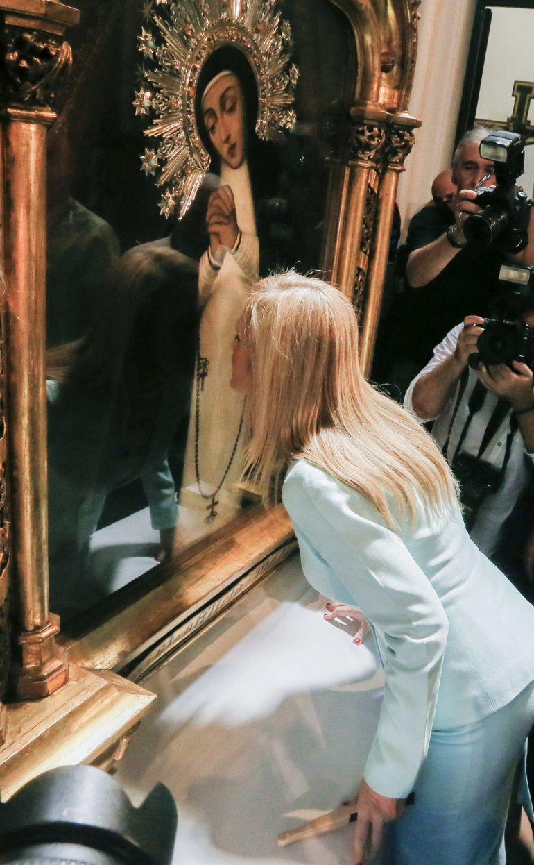 GRA115. MADRID, 15/08/2015.- La presidenta de la Comunidad de Madrid, Cristina Cifuentes, besa la imagen de la Virgen de la Paloma durante el tradicional descenso del cuadro de la Virgen, en la iglesia de Nuestra Señora de la Paloma, dentro de los actos conmemorativos de la festividad que se celebra hoy en la capital. EFE/Fernando Alvarado GRA115. MADRID, 15/08/2015.- La presidenta de la Comunidad de Madrid, Cristina Cifuentes, besa la imagen de la Virgen de la Paloma durante el tradicional descenso del cuadro de la Virgen, en la iglesia de Nuestra Señora de la Paloma, dentro de los actos conmemorativos de la festividad que se celebra hoy en la capital. EFE/Fernando Alvarado