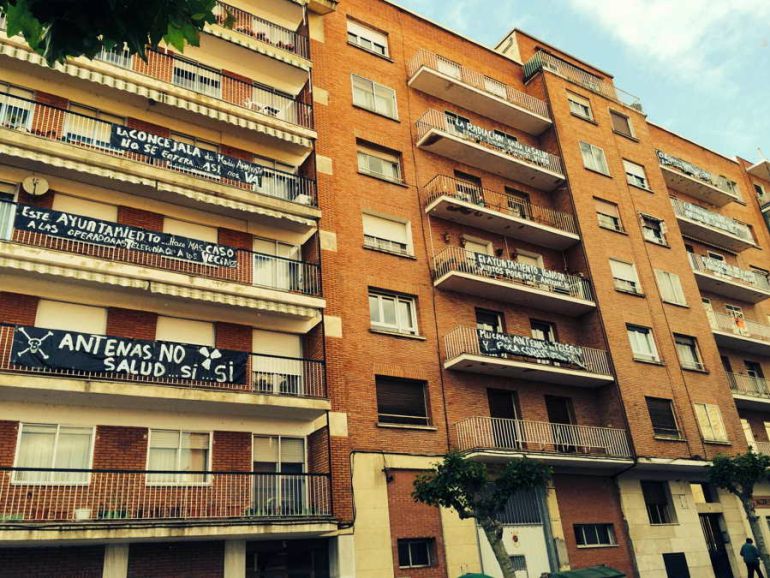Fachada de edificios de la calle Salvino Sierra con pancartas contra las antenas instaladas en el bloque número 2. Fachada de edificios de la calle Salvino Sierra con pancartas contra las antenas instaladas en el bloque número 2.