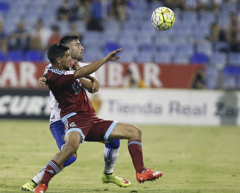 GRA184. ZARAGOZA, 16/08/2015.- El centrocampista uruguayo de la Real Sociedad, Gonzalo "Chory" Castro (d), disputa un balón con el defensor del Real Zaragoza, Rubén, durante el encuentro correspondiente al XLV Trofeo Ciudad de Zaragoza, que disputan esta tarde en el estadio de La Romareda. EFE / JAVIER BELVER. GRA184. ZARAGOZA, 16/08/2015.- El centrocampista uruguayo de la Real Sociedad, Gonzalo "Chory" Castro (d), disputa un balón con el defensor del Real Zaragoza, Rubén, durante el encuentro correspondiente al XLV Trofeo Ciudad de Zaragoza, que disputan esta tarde en el estadio de La Romareda. EFE / JAVIER BELVER.