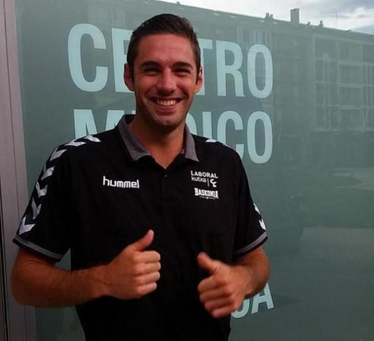 El capitán del Baskonia, Fabien Causeur, antes de realizar el reconocimiento médico. El capitán del Baskonia, Fabien Causeur, antes de realizar el reconocimiento médico.