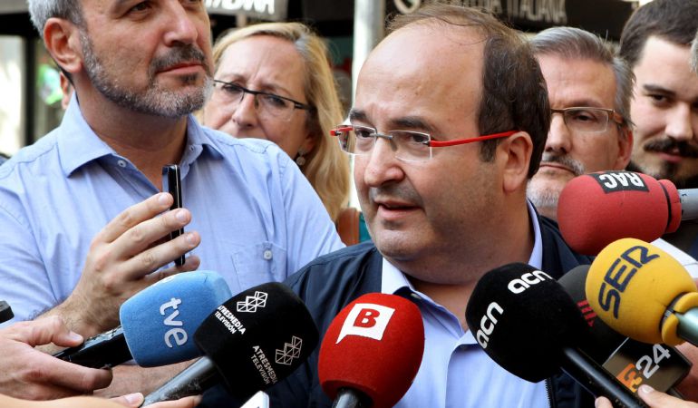 GRA240. BARCELONA, 18/08/2015.- El primer secretario del PSC, Miquel Iceta (d), acompañado del presidente del grupo municipal en Barcelona, Jaume Collboni (i) ha dicho hoy, durante una visita a las fiestas del barrio de Gràcia, que el líder del PSOE, Pedro Sánchez, asistirá el día 10 de septiembre por la noche al arranque de campaña del PSC en las elecciones catalanas, para la tradicional pegada de carteles. EFE/Toni Garriga GRA240. BARCELONA, 18/08/2015.- El primer secretario del PSC, Miquel Iceta (d), acompañado del presidente del grupo municipal en Barcelona, Jaume Collboni (i) ha dicho hoy, durante una visita a las fiestas del barrio de Gràcia, que el líder del PSOE, Pedro Sánchez, asistirá el día 10 de septiembre por la noche al arranque de campaña del PSC en las elecciones catalanas, para la tradicional pegada de carteles. EFE/Toni Garriga