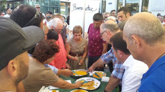 Los miembros del jurado prueban las cinco tortillas finalistas. Los miembros del jurado prueban las cinco tortillas finalistas.