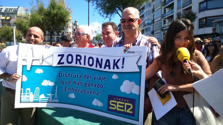 De izquierda a derecha, el director de las emisoras de la Cadena SER en Gipuzkoa, Francesc Ballesteros, Arzak, Berasategui, Subijana y Eli Irazusta, la ganadora del tradicional concurso de tortillas de Radio San Sebastián. De izquierda a derecha, el director de las emisoras de la Cadena SER en Gipuzkoa, Francesc Ballesteros, Arzak, Berasategui, Subijana y Eli Irazusta, la ganadora del tradicional concurso de tortillas de Radio San Sebastián.