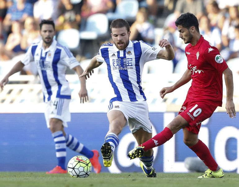 GRA250. SAN SEBASTIÁN, 29/08/2015.-El jugador de la Real Sociedad Illarramendi lucha un balón con Nacho Cases, del Sporting de Gijón, durante el encuentro de primera división que han disputado hoy en el estadio de Anoeta de San Sebastián.EFE/Javier Etxezarreta. GRA250. SAN SEBASTIÁN, 29/08/2015.-El jugador de la Real Sociedad Illarramendi lucha un balón con Nacho Cases, del Sporting de Gijón, durante el encuentro de primera división que han disputado hoy en el estadio de Anoeta de San Sebastián.EFE/Javier Etxezarreta.