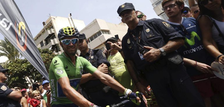 Dumoulin se pone líder y Valverde es 5º a 1'09" pese a sufrir una fuerte caída Dumoulin se pone líder y Valverde es 5º a 1'09" pese a sufrir una fuerte caída