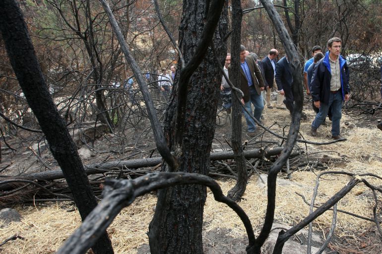 El presidente de la Xunta en su visita al terreno afectado tras el incendio en Boiro El presidente de la Xunta en su visita al terreno afectado tras el incendio en Boiro