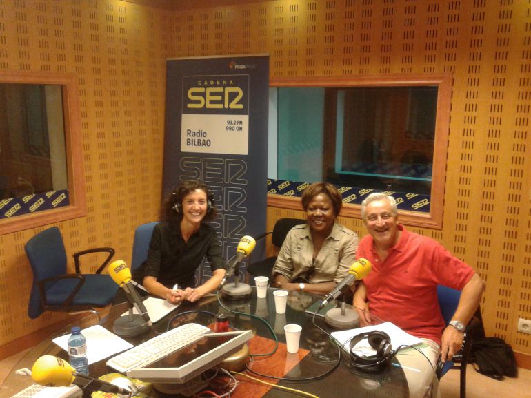 Eva Domaika junto a la refugiada Esther Manuela y el presidente de CEAR Euskadi, Javier Galparsoro Eva Domaika junto a la refugiada Esther Manuela y el presidente de CEAR Euskadi, Javier Galparsoro