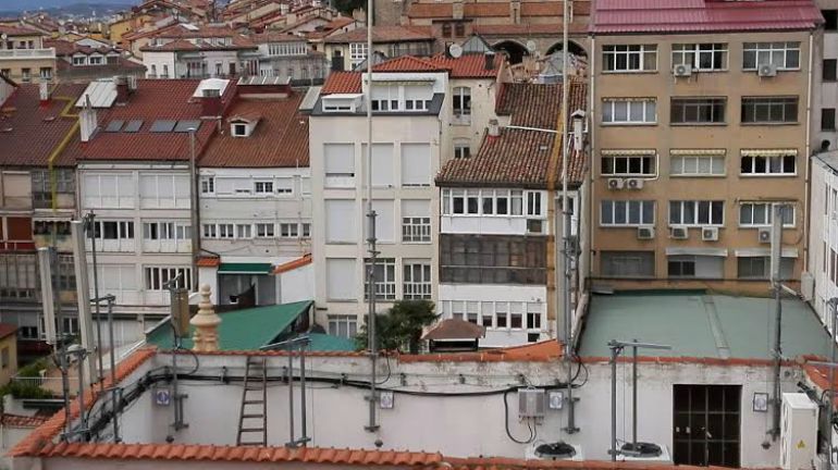 Varias antenas de telefonía en la azotea de un edificio de Vitoria Varias antenas de telefonía en la azotea de un edificio de Vitoria