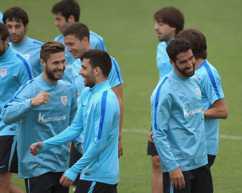 GRA088. LEZAMA (BIZKAIA), 03/09/2015.- El exjugador del Atlético de Madrid Raúl García (d) durante su primer entrenamiento esta mañana como nuevo jugador del Athletic de Bilbao. EFE/Luis Tejido GRA088. LEZAMA (BIZKAIA), 03/09/2015.- El exjugador del Atlético de Madrid Raúl García (d) durante su primer entrenamiento esta mañana como nuevo jugador del Athletic de Bilbao. EFE/Luis Tejido