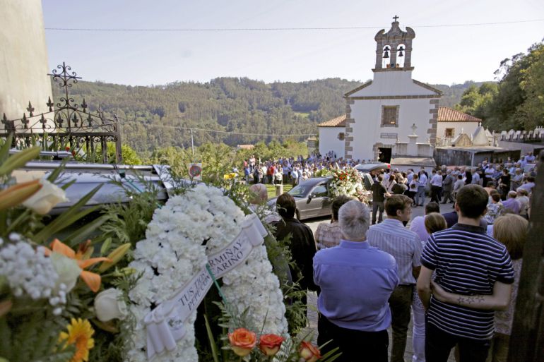 GRA370. CARRAL (A CORUÑA), 07/09/2015.- Familiares y amigos asisten en la parroquia de Santiago de Sumio, en el concello coruñés de Carral, al funeral en memoria de Marcos P., uno de los siete fallecidos tras ser arrollados por un coche que se salió de la carretera mientras participaba en el Rally de A Coruña, en un tramo del recorrido a su paso por Carral. EFE/ Cabalar GRA370. CARRAL (A CORUÑA), 07/09/2015.- Familiares y amigos asisten en la parroquia de Santiago de Sumio, en el concello coruñés de Carral, al funeral en memoria de Marcos P., uno de los siete fallecidos tras ser arrollados por un coche que se salió de la carretera mientras participaba en el Rally de A Coruña, en un tramo del recorrido a su paso por Carral. EFE/ Cabalar