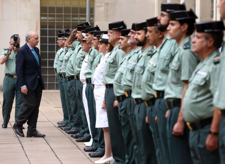 BARCELONA, 10/09/2015.- El ministro del Interior, Jorge Fernández Díaz, durante la visita que ha realizado, este miércoles en Barcelona, a las dependencias de la Guardia Civil de Cataluña. EFE/Toni Albir BARCELONA, 10/09/2015.- El ministro del Interior, Jorge Fernández Díaz, durante la visita que ha realizado, este miércoles en Barcelona, a las dependencias de la Guardia Civil de Cataluña. EFE/Toni Albir