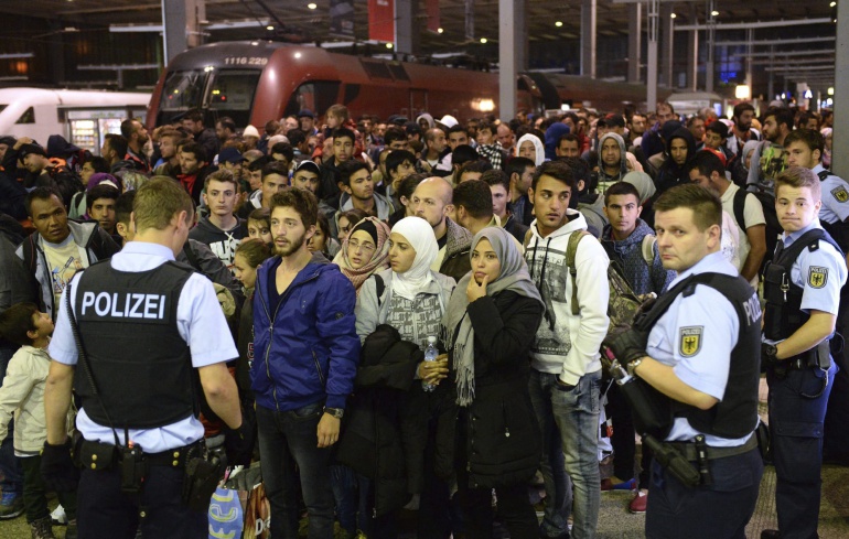 Decenas de refugiados espera a su llegada desde Budapest en la estación central de Múnich Decenas de refugiados espera a su llegada desde Budapest en la estación central de Múnich