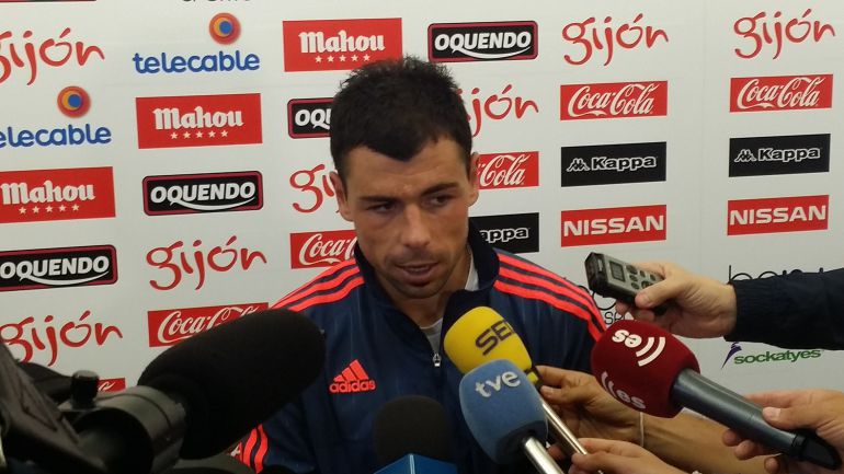 Javi Fuego, el domingo en la zona mixta de El Molinón. Javi Fuego, el domingo en la zona mixta de El Molinón.