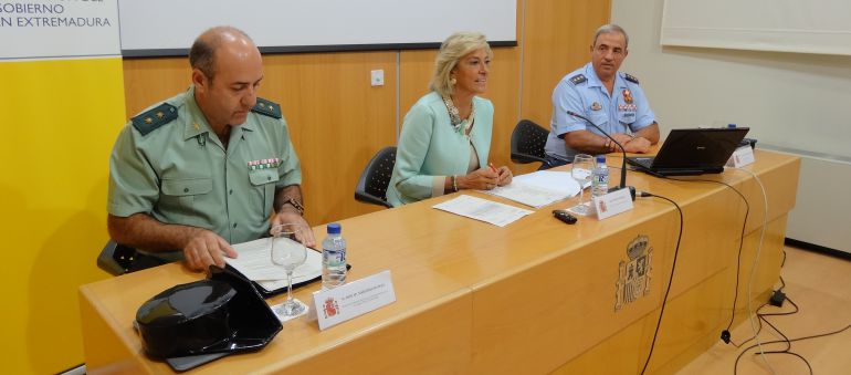 El teniente coronel jefe de la Comandancia de Badajoz, José María Martínez Rangel; la Delegada del Gobierno, Cristina Herrea y el coronel de la Base Aérea, Ángel Fernández de Andrés El teniente coronel jefe de la Comandancia de Badajoz, José María Martínez Rangel; la Delegada del Gobierno, Cristina Herrea y el coronel de la Base Aérea, Ángel Fernández de Andrés