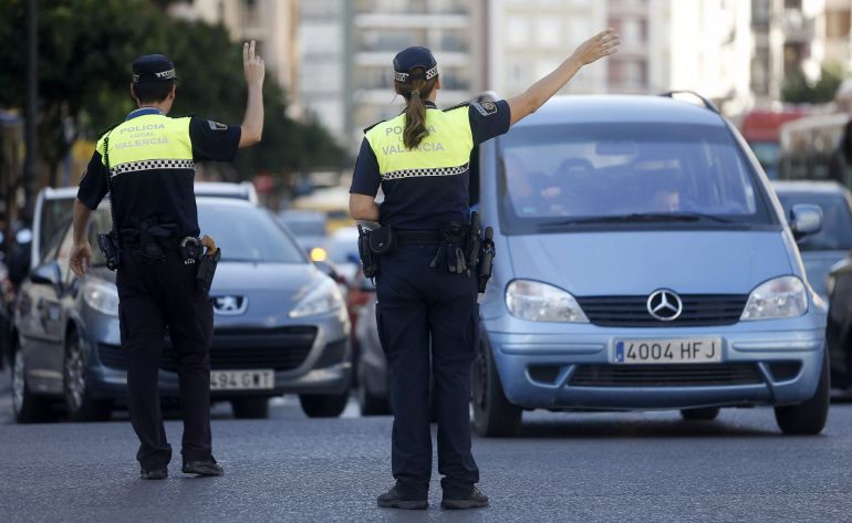 GRA160. VALENCIA, 22/09/2015.- La ciudad de Valencia celebra el Día sin coches con el cierre al tráfico de la Plaza del Ayuntamiento, que se convierte en un espacio con exposiciones, actividades infantiles y un punto de información, en una jornada donde los autobuses municipales y el metro son gratuitos.En la imagen, la policia local corta el trafico a todos los vehiculos menos a las bicicletas en el acceso al centro histórico de la ciudad. EFE/Kai Forsterling GRA160. VALENCIA, 22/09/2015.- La ciudad de Valencia celebra el Día sin coches con el cierre al tráfico de la Plaza del Ayuntamiento, que se convierte en un espacio con exposiciones, actividades infantiles y un punto de información, en una jornada donde los autobuses municipales y el metro son gratuitos.En la imagen, la policia local corta el trafico a todos los vehiculos menos a las bicicletas en el acceso al centro histórico de la ciudad. EFE/Kai Forsterling