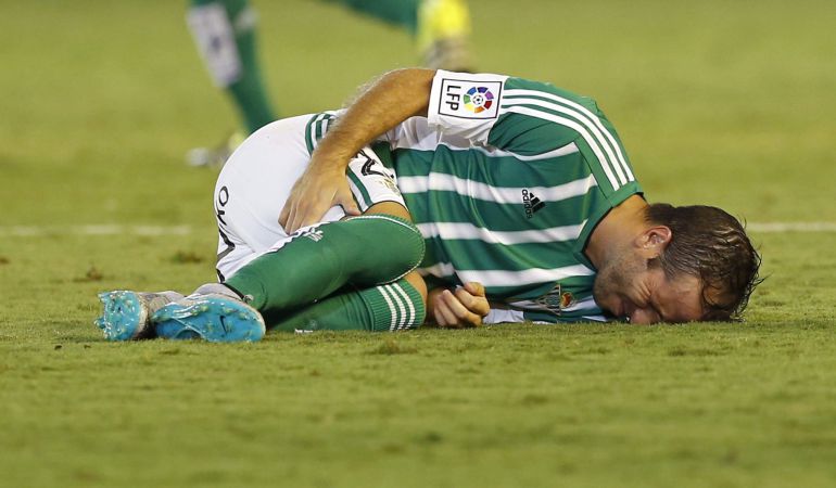 GRA521. SEVILLA, 24/09/2015.- El jugador del Real Betis Rafael Van der Vaart, lesionado sobre el césped tras chocar fortuitamente con su compañero Rubén Castro, provocando su lesión y salida del campo, durante el partido de Liga en Primera División que disputan esta noche ante el Deportivo de La Coruña en el estadio Benito Villamarín, en Sevilla. EFE/Julio Muñoz GRA521. SEVILLA, 24/09/2015.- El jugador del Real Betis Rafael Van der Vaart, lesionado sobre el césped tras chocar fortuitamente con su compañero Rubén Castro, provocando su lesión y salida del campo, durante el partido de Liga en Primera División que disputan esta noche ante el Deportivo de La Coruña en el estadio Benito Villamarín, en Sevilla. EFE/Julio Muñoz