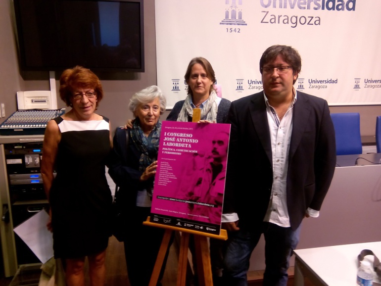 De izquierda a derecha: Concha Lomba (Universidad de Zaragoza), Juana de Grandes (viuda de Labordeta), Paula Labordeta (Hija) y Antonio Ibañez (Coordinador del Congreso), durante el acto de presentación. De izquierda a derecha: Concha Lomba (Universidad de Zaragoza), Juana de Grandes (viuda de Labordeta), Paula Labordeta (Hija) y Antonio Ibañez (Coordinador del Congreso), durante el acto de presentación.