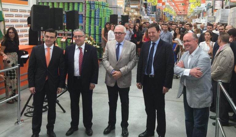 El consejero José Sánchez Maldonado, en el centro de la imagen, durante la inauguración de la nueva tienda de Bricomart en Bormujos El consejero José Sánchez Maldonado, en el centro de la imagen, durante la inauguración de la nueva tienda de Bricomart en Bormujos