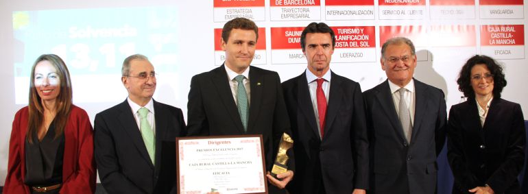 En el centro, Victor Manuel Martín (director de Caja Rural Castilla-La Mancha) y José Manuel Soria (ministro de industria). En el centro, Victor Manuel Martín (director de Caja Rural Castilla-La Mancha) y José Manuel Soria (ministro de industria).