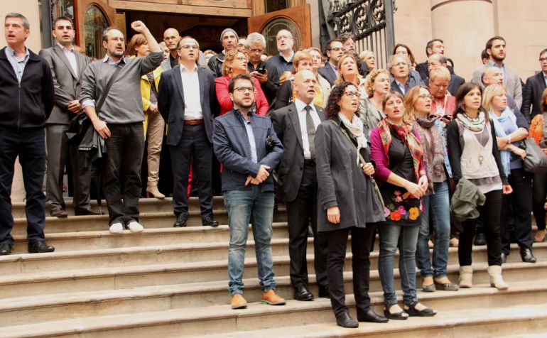 Diputados electos de Junts pel Sí y de la CUP en las escaleras del Palacio de Justicia de Barcelona Diputados electos de Junts pel Sí y de la CUP en las escaleras del Palacio de Justicia de Barcelona