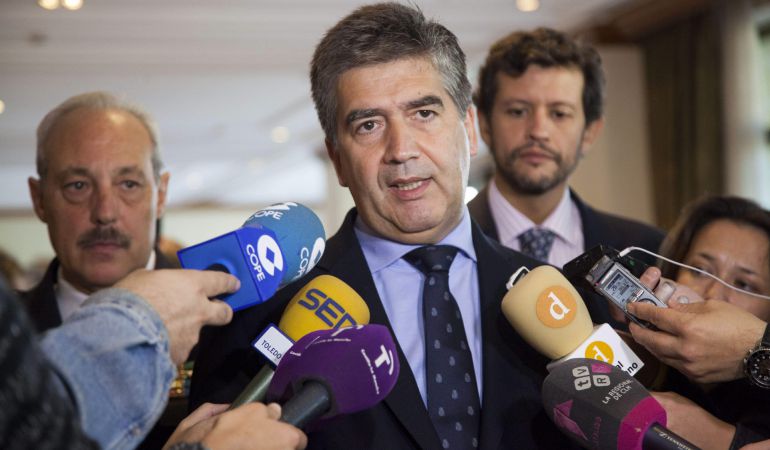 GRA086 TOLEDO, 14/10/2015.- El director general de la Policía, Ignacio Cosidó, atiende a los medios a su llegada al encuentro que celebra en Toledo el proyecto internacional "Fortaleza" de Interpol contra el crimen organizado. EFE/Ismael Herrero GRA086 TOLEDO, 14/10/2015.- El director general de la Policía, Ignacio Cosidó, atiende a los medios a su llegada al encuentro que celebra en Toledo el proyecto internacional "Fortaleza" de Interpol contra el crimen organizado. EFE/Ismael Herrero