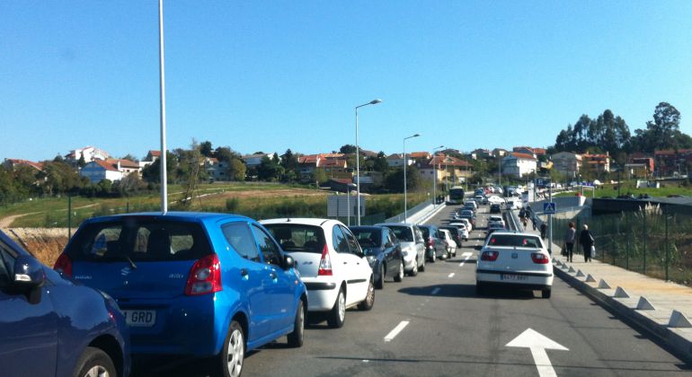 Colas a la entrada del Nuevo Hospital Álvaro Cunqueiro, con vehículos estacionados en la separación entre ambos carriles dificultando el tráfico Colas a la entrada del Nuevo Hospital Álvaro Cunqueiro, con vehículos estacionados en la separación entre ambos carriles dificultando el tráfico
