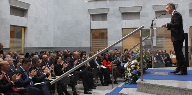 GRA260. BILBAO, 19/10/2015.- El lehendakari Iñigo Urkullu (d), recibe el aplauso de los asistentes durante su discurso en el acto de apertura del año judicial en el País Vasco, que coincide con la inauguración de la reunión anual de presidentes de tribunales superiores de Justicia. EFE/Luis Tejido ***POOL*** GRA260. BILBAO, 19/10/2015.- El lehendakari Iñigo Urkullu (d), recibe el aplauso de los asistentes durante su discurso en el acto de apertura del año judicial en el País Vasco, que coincide con la inauguración de la reunión anual de presidentes de tribunales superiores de Justicia. EFE/Luis Tejido ***POOL***