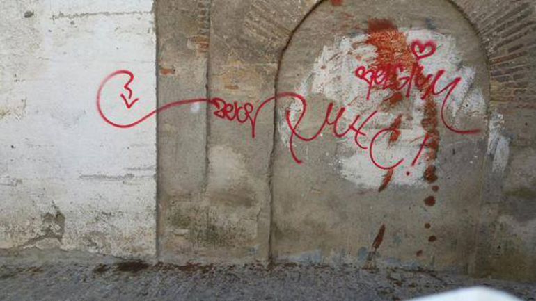 La Asociación de Vecinos del Bajo Albaicín de Granada ha difundido esta fotografía de uno de los lugares patrimoniales de la zona donde han aparecido nuevas pintadas La Asociación de Vecinos del Bajo Albaicín de Granada ha difundido esta fotografía de uno de los lugares patrimoniales de la zona donde han aparecido nuevas pintadas