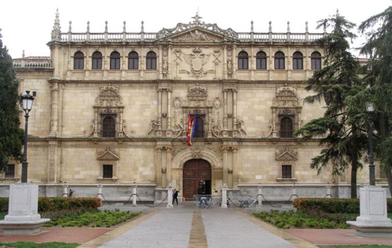 Fachada de la Universidad de Alcalá. Fachada de la Universidad de Alcalá.