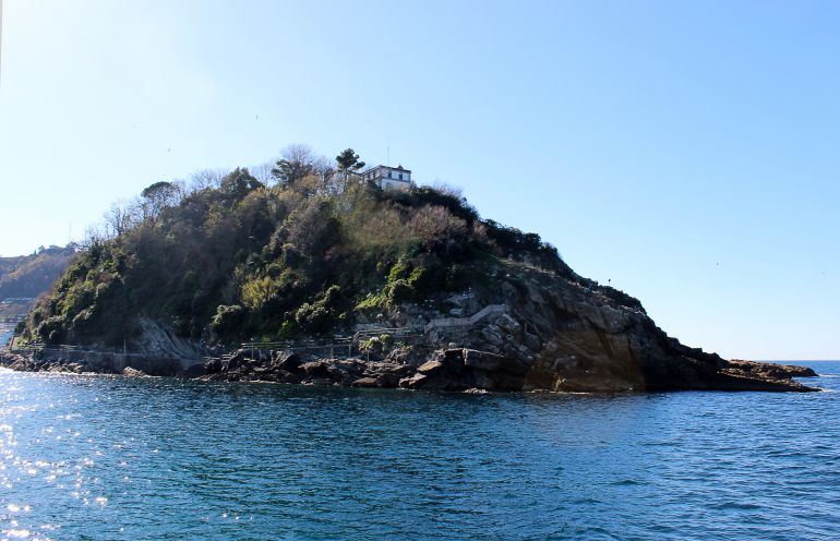Vista del faro de la isla de Santa Clara desde la bahía de La Concha Vista del faro de la isla de Santa Clara desde la bahía de La Concha