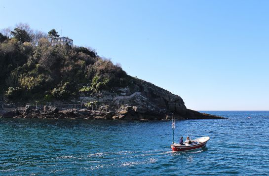 Una embarcación que sale al mar se aproxima a la isla de Santa Clara Una embarcación que sale al mar se aproxima a la isla de Santa Clara