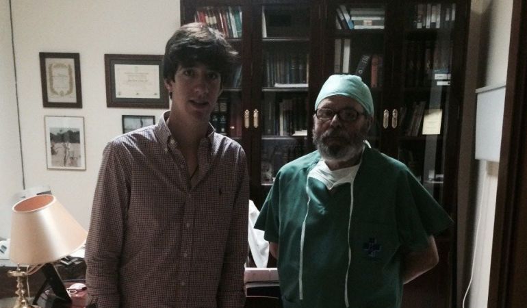 Esaú Fernández junto al doctor Domingo Jiménez, quien le ha operado este martes en el Centro Médico Hiniesta Esaú Fernández junto al doctor Domingo Jiménez, quien le ha operado este martes en el Centro Médico Hiniesta