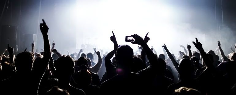 Público en un concierto. Público en un concierto.