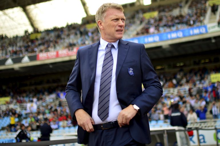Real Sociedad coach David Moyes looks on before their Spanish first division soccer match against Atletico Madrid at Anoeta stadium in San Sebastian, northern Spain, October 18, 2015. REUTERS/Vincent West Real Sociedad coach David Moyes looks on before their Spanish first division soccer match against Atletico Madrid at Anoeta stadium in San Sebastian, northern Spain, October 18, 2015. REUTERS/Vincent West