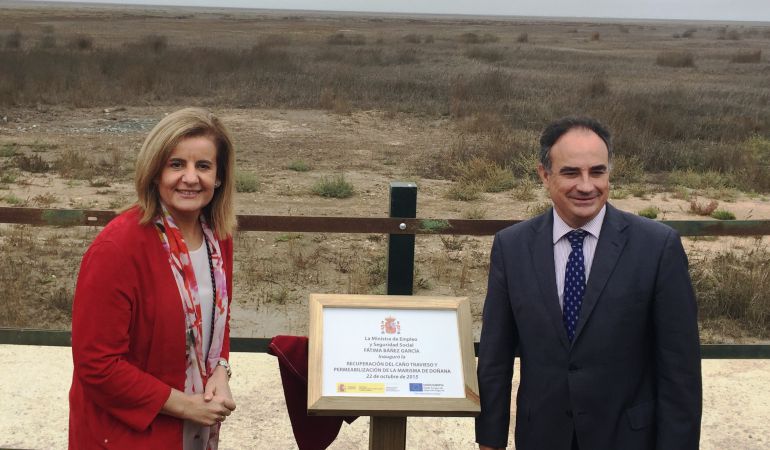 La ministra Fátima Báñez y el presidente de la Confederación Hidrográfica del Guadalquivir, Manuel Romero, en el acto de inauguración de la obra efectuada en el Caño Travieso del Parque Nacional de Doñana La ministra Fátima Báñez y el presidente de la Confederación Hidrográfica del Guadalquivir, Manuel Romero, en el acto de inauguración de la obra efectuada en el Caño Travieso del Parque Nacional de Doñana