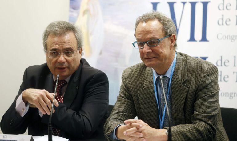 El director de la Organización Nacional de Trasplantes, Rafael Matesanz, y el presidente de la SEHH, José María Moraleda, durante la presentación del primer ensayo clínico mundial sobre la eficacia del trasplante de sangre de cordón umbilical con una variante genética que confiere inmunidad natural frente al VIH El director de la Organización Nacional de Trasplantes, Rafael Matesanz, y el presidente de la SEHH, José María Moraleda, durante la presentación del primer ensayo clínico mundial sobre la eficacia del trasplante de sangre de cordón umbilical con una variante genética que confiere inmunidad natural frente al VIH