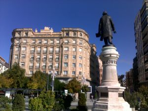 Edificio de la Plaza de Zorrilla donde Javier León tiene una vivienda en la parte superior, debajo de los áticos que fueron demolidos Edificio de la Plaza de Zorrilla donde Javier León tiene una vivienda en la parte superior, debajo de los áticos que fueron demolidos