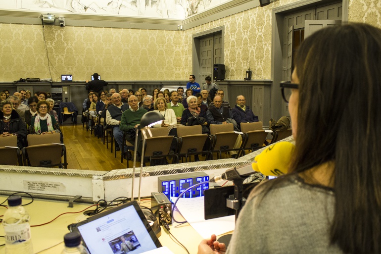 Ángels Barceló saluda al público unos minutos antes de empezar el programa. Ángels Barceló saluda al público unos minutos antes de empezar el programa.