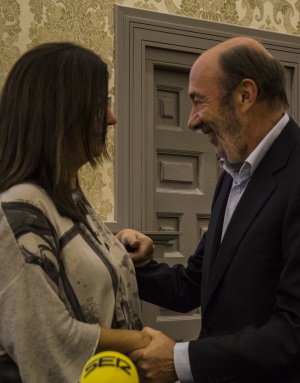 Saludo previo entre Ángels Barceló y Alfredo Pérez Rubalcaba. Saludo previo entre Ángels Barceló y Alfredo Pérez Rubalcaba.