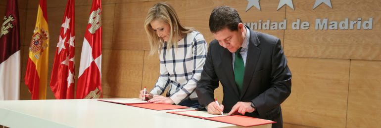 Cristina Cifuentes y Emiliano García Page firman el convenio del abono transportes de Madrid Cristina Cifuentes y Emiliano García Page firman el convenio del abono transportes de Madrid