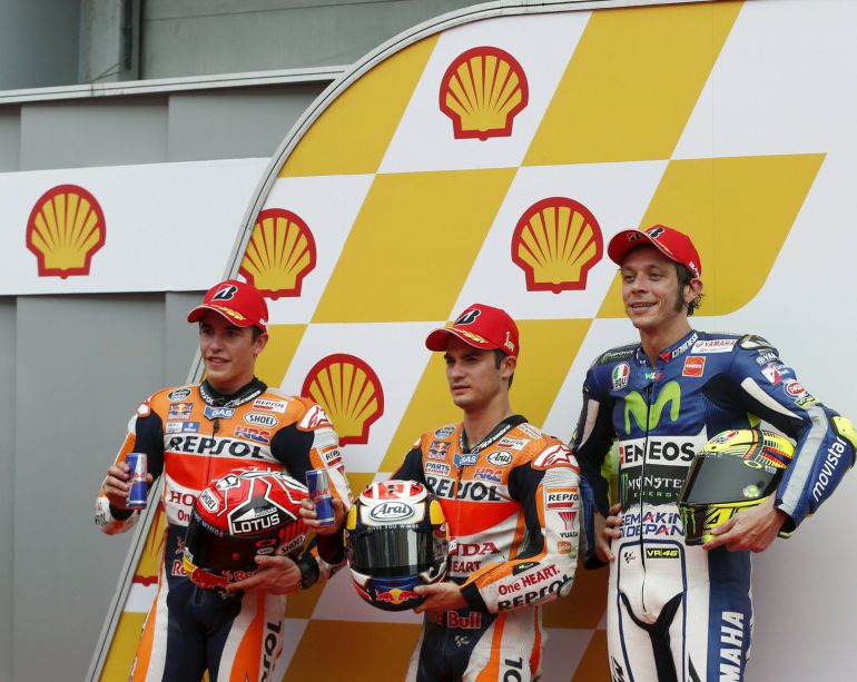 Honda MotoGP rider Marc Marquez of Spain (L), Dani Pedrosa of Spain (C) and Yamaha MotoGP rider Valentino Rossi (R) of Italy pose for photographs chat after Pedrosa won the pole position for Sunday's Malaysian Motorcycle Grand Prix at Sepang International Circuit near Kuala Lumpur, Malaysia, October 24, 2015. REUTERS/Olivia Harris Honda MotoGP rider Marc Marquez of Spain (L), Dani Pedrosa of Spain (C) and Yamaha MotoGP rider Valentino Rossi (R) of Italy pose for photographs chat after Pedrosa won the pole position for Sunday's Malaysian Motorcycle Grand Prix at Sepang International Circuit near Kuala Lumpur, Malaysia, October 24, 2015. REUTERS/Olivia Harris
