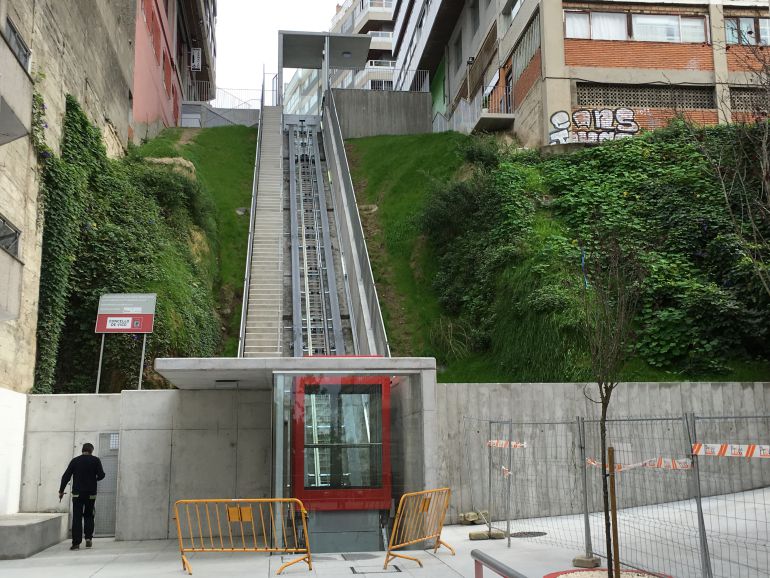 Un operario revisa el funcionamiento del ascensor el día antes de su puesta en marcha oficial Un operario revisa el funcionamiento del ascensor el día antes de su puesta en marcha oficial