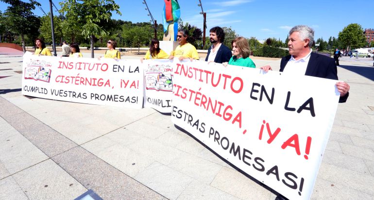 Manifestación frente a las Cortes para pedir la construcción de un instituto en La Cistérniga Manifestación frente a las Cortes para pedir la construcción de un instituto en La Cistérniga