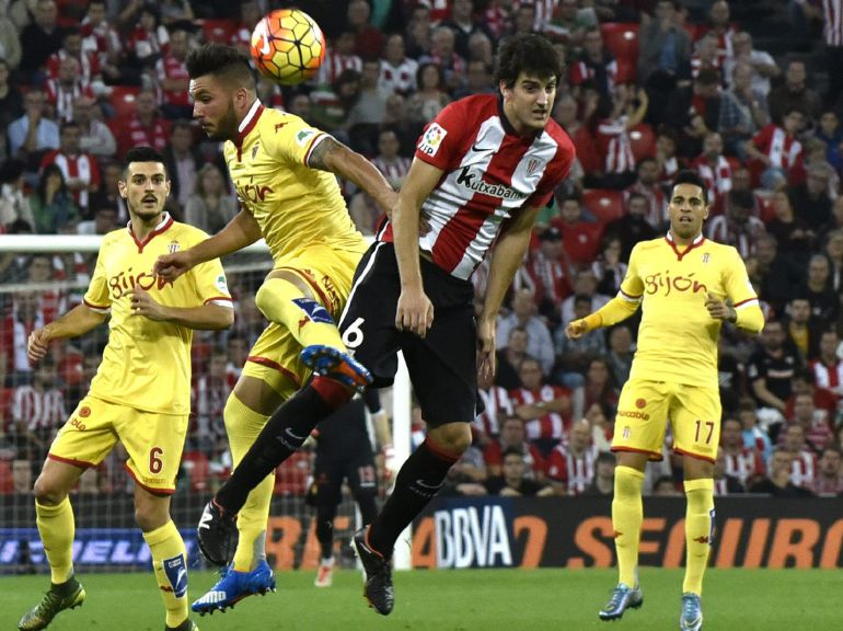GRA396. BILBAO, 26/10/2015.- El delantero del Sporting, Miguel Ángel Guerrero (2i), disputa un balón con el centrocampista del Athletic, Mikel San José (2d), durante el encuentro correspondiente a la novena jornada de primera división, que disputan esta noche en el estadio de San Mamés, en Bilbao. EFE/MIGUEL TOÑA. GRA396. BILBAO, 26/10/2015.- El delantero del Sporting, Miguel Ángel Guerrero (2i), disputa un balón con el centrocampista del Athletic, Mikel San José (2d), durante el encuentro correspondiente a la novena jornada de primera división, que disputan esta noche en el estadio de San Mamés, en Bilbao. EFE/MIGUEL TOÑA.