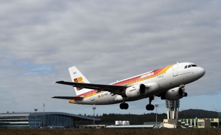 Un avión despega en el aeropuerto compostelano de Lavacolla Un avión despega en el aeropuerto compostelano de Lavacolla