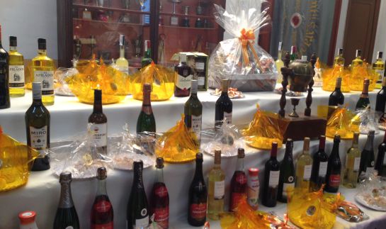 Els productes que es rifen a l'Orfeó per Tot Sants. Els productes que es rifen a l'Orfeó per Tot Sants.