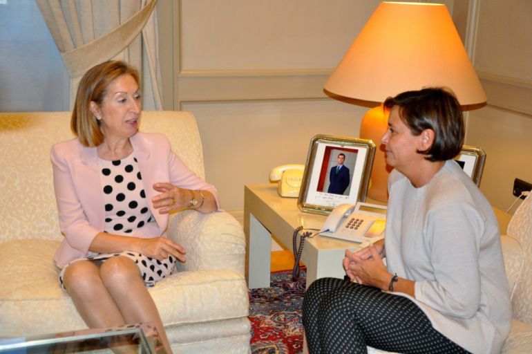 La Ministra de Fomento Ana Pastor y la Alcaldesa de Gijón Carmen Moriyón durante su reunión en Agosto