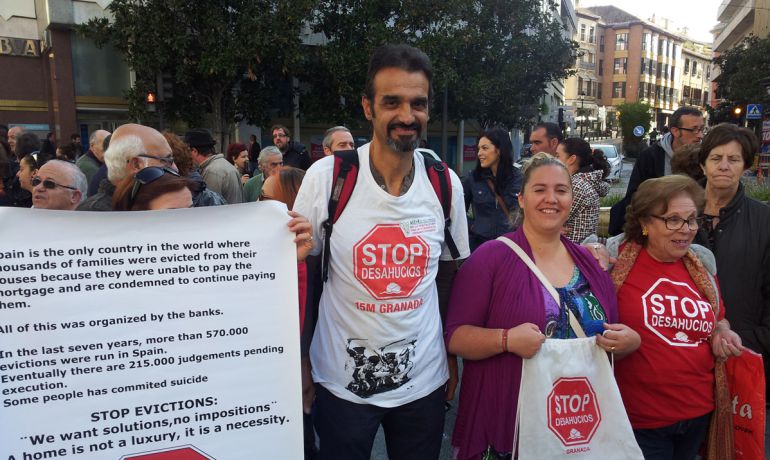 Acción de Stop Desahucios en Granada en apoyo de Isabel y su familia Acción de Stop Desahucios en Granada en apoyo de Isabel y su familia