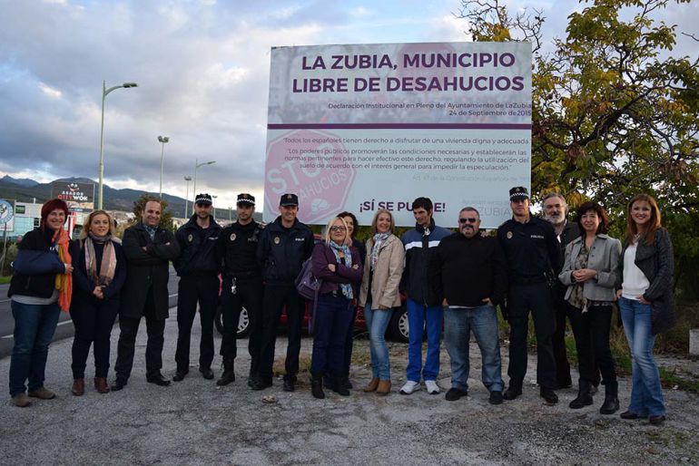 El alcalde de La Zubia (Granada) y otras 14 personas se reunen para inaugurar una valla publicitaria El alcalde de La Zubia (Granada) y otras 14 personas se reunen para inaugurar una valla publicitaria